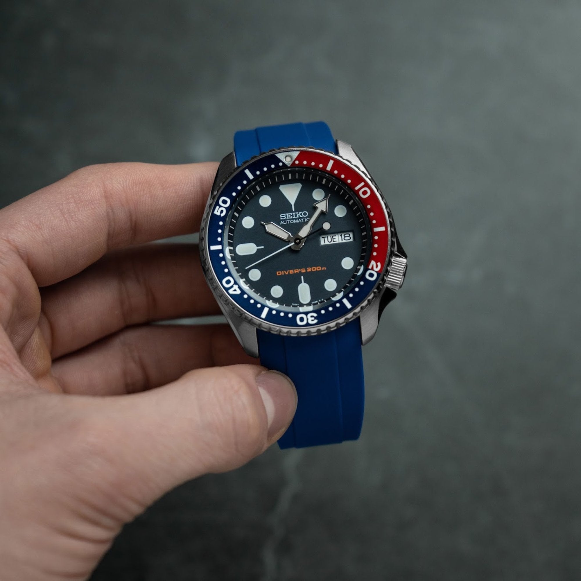 Curved End Soft Silicone Strap - Compatible with Seiko SKX – Royal Blue (2418) -StrapSeeker
